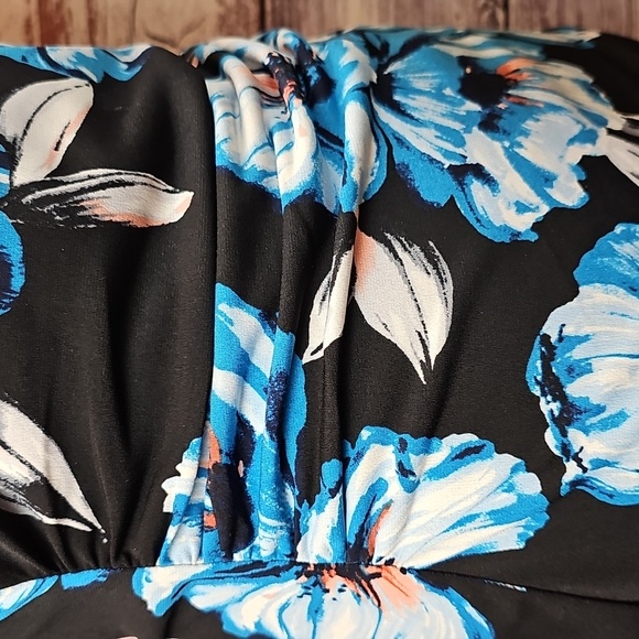 NEW WHBM WHITE HOUSE BLACK MARKET BLACK FLORAL FITTED HALTER TOP - Picture 9 of 16